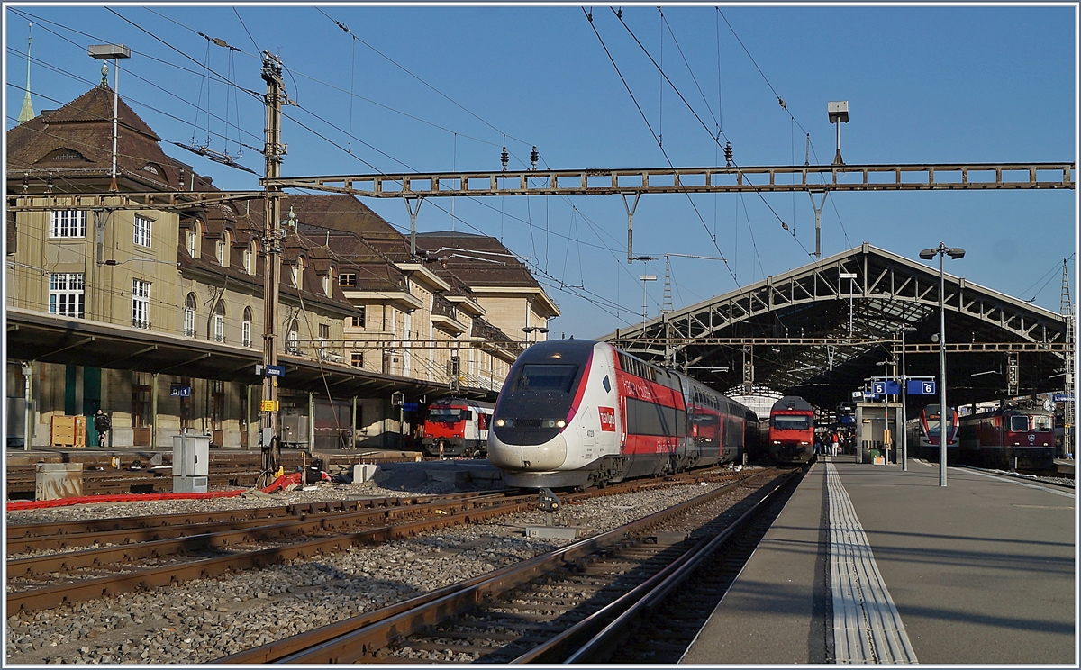 Das künftige Erscheinungsbild von Lyria: Als TGV Lyria Zugspaar 9773/9778 von Paris nach Lausanne (via Genève) und Zurück unterwegs, verlässt der TGV 4720 mit den Triebköpfen 310039 und 40 Lausanne in Richtung Paris. Künftig sollen alle TGV Lyria in dieser Farbgebung und als Dulex unterwegs sein. 
28. Feb. 2019