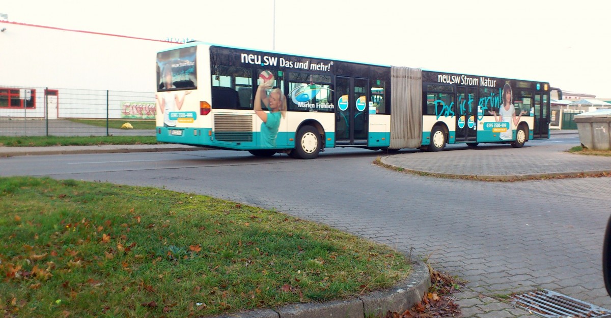 ....das ist einer der letzten vier citaro's die aus dem stadtbild verschwinden werden......mit der eigenwerbung der stadtwerke fr naturstrom 