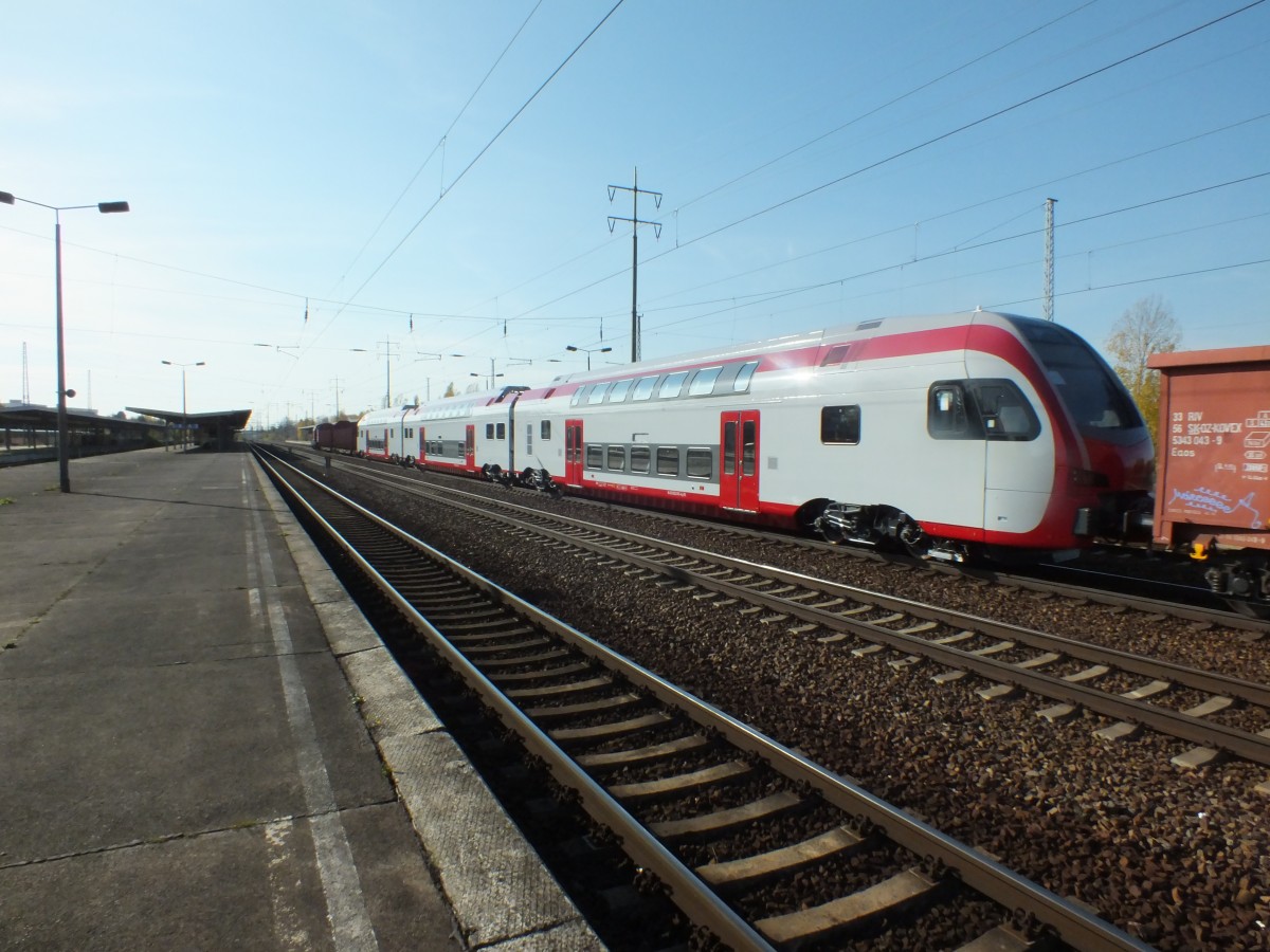 Das Licht eignete sich fr diese Perspektive eigentlich nicht so wirklich, aber der Inhalt drfte entschdigen: TW 2305 der CFL, der demnchst zwischen Luxembourg Ville und Koblenz eingesetzt werden soll hier im Bahnhof Schnefeld Flughafen.