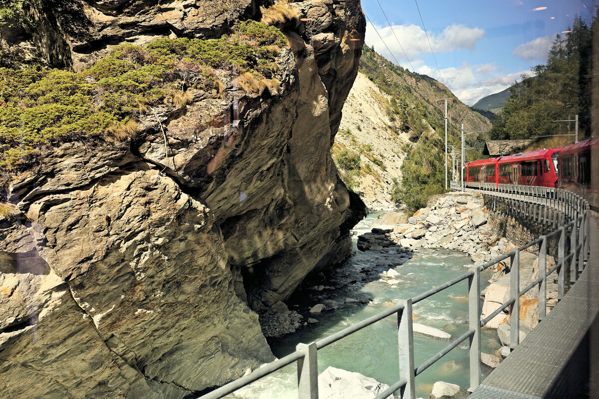 Das Problem der fixen Fenster bei der MGB. Wie man links sieht, ist die Strecke extrem bergsturzgefährdet. Mit viel Klonen und Fehlerentfernungen so halbwegs hinbekommen... 30.August 2025 