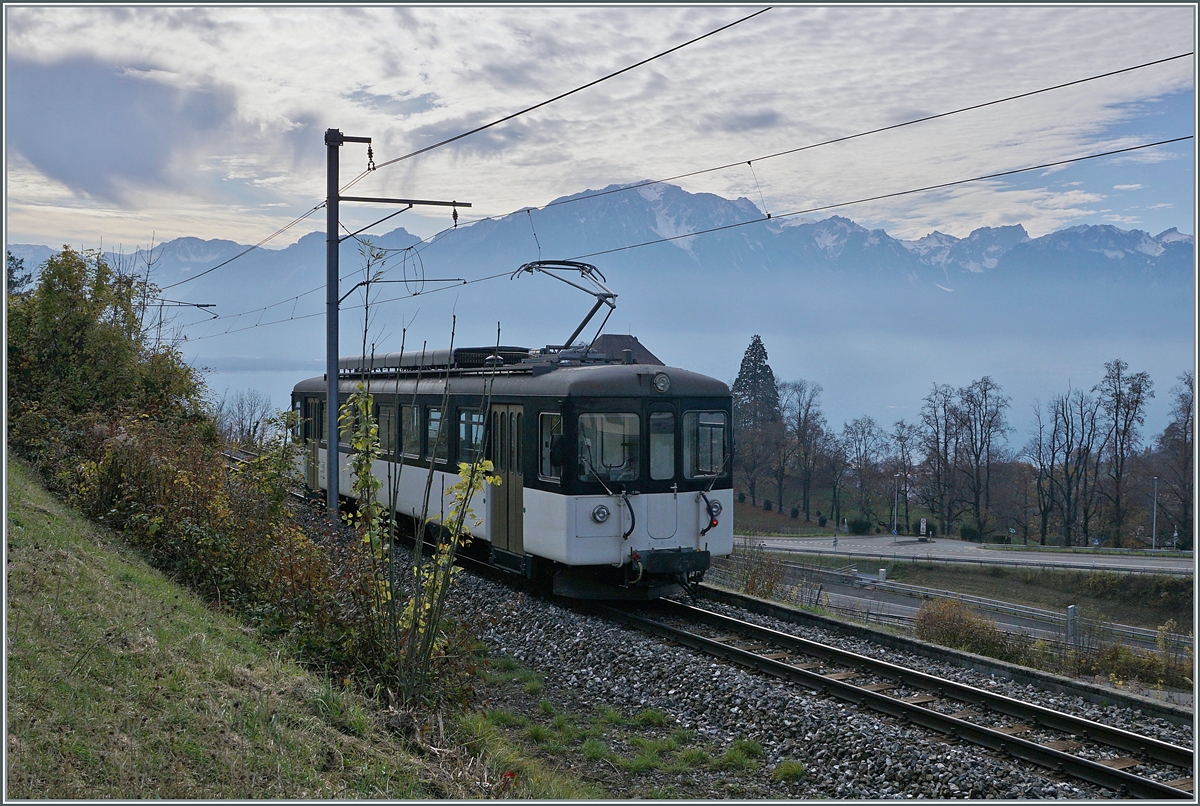 Das relativ seltene Ereignis rechtfertig noch ein letztes Bild: der MOB Be 4/4 1006 (ex Bipperlisi) ist als Regionalzug 2331 auf der Fahrt von Fontanivent nach Montreux kurz nach  Planchamp.

23. Nov. 2020 