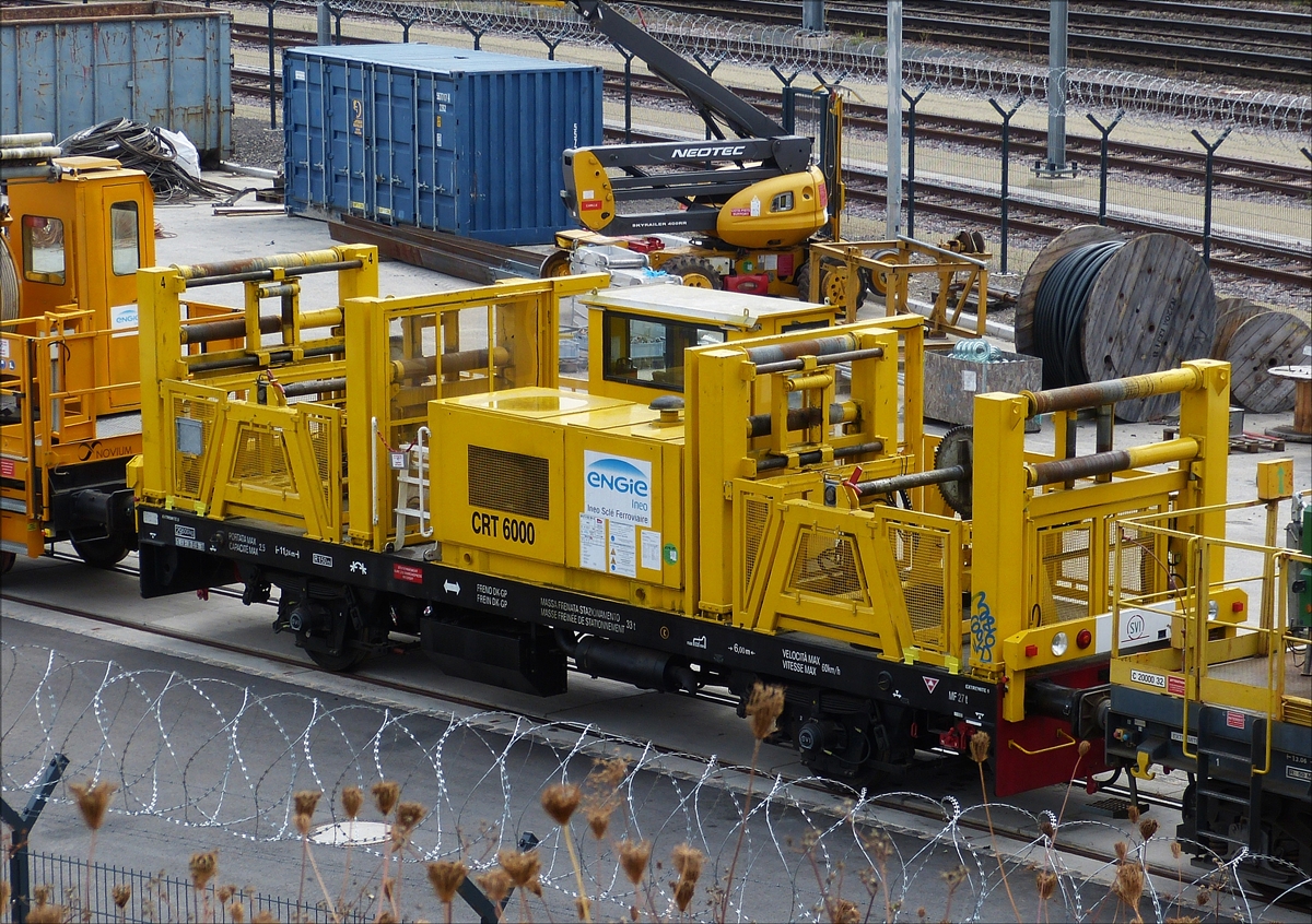 Das reversible Schienenfahrzeug CRT 6000 (SNCF  CRT 6000  99 87 9 532 501-3) dient als Wartungsfahrzeug, zum Bergen von verschlissenen Oberleitungen und Wartung von Oberleitungen, es kann ohne gewendet zu werden in beiden Richtungen arbeiten. Der Wagen stand am 31.08.2018 in der Abstellung nahe Hollerich und wurde von der Straße aus aufgenommen. (Hans)