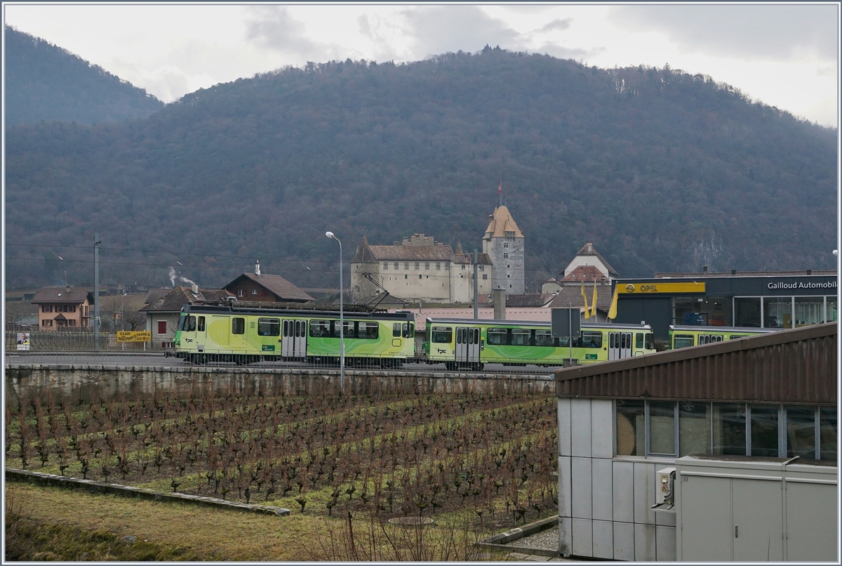 Das Schloss von Aigle sieht man eher im Zusammenhang mit der ASD, doch auch mit der A-L passt das schöne Schloss gut ins Bild, auch wenn die Industriebauten rechts im Bild die Freude etwas trüben.
Der AL BDeh 4/4 312 erreicht mit seinen beiden Bt 362 und 361 Aigle Dépôt A-L.
7. Jan. 2018