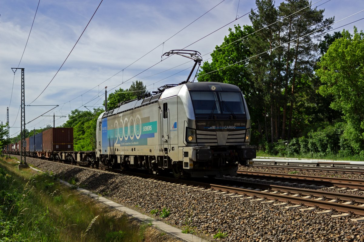 Das Siemens-Werk in Mnchen-Allach hat eine lange Tradition im Lokomotivbau. Die im Jahr 2022 mit der Fabriknummer 23000 abgelieferte 6193 094 von Railpool trgt eine Sonderbeklebung, die auf dieses Jubilum hinweist. Die so gestaltete durchfhrt hier in Einsatz fr RTB Cargo Berlin-Friedrichshagen.