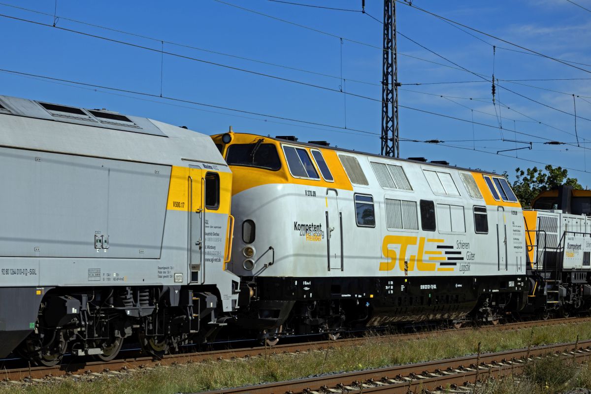 Das spannendste Fahrzeug im SGL-Lokzug lief leider etwas unfotogen zwischen den anderen Lokomotiven. 221 121 ist eine der wenigen aktiven V 200 der ehemaligen Bundesbahn. Nachdem die Lok ab Ende der 1980er �ber 10 Jahre in Griechenland im Einsatz war, wurde sie nach Deutschland zur�ckgeholt und war anschlie�end bei der Prignitzer Eisenbahn und der SGL aktiv.