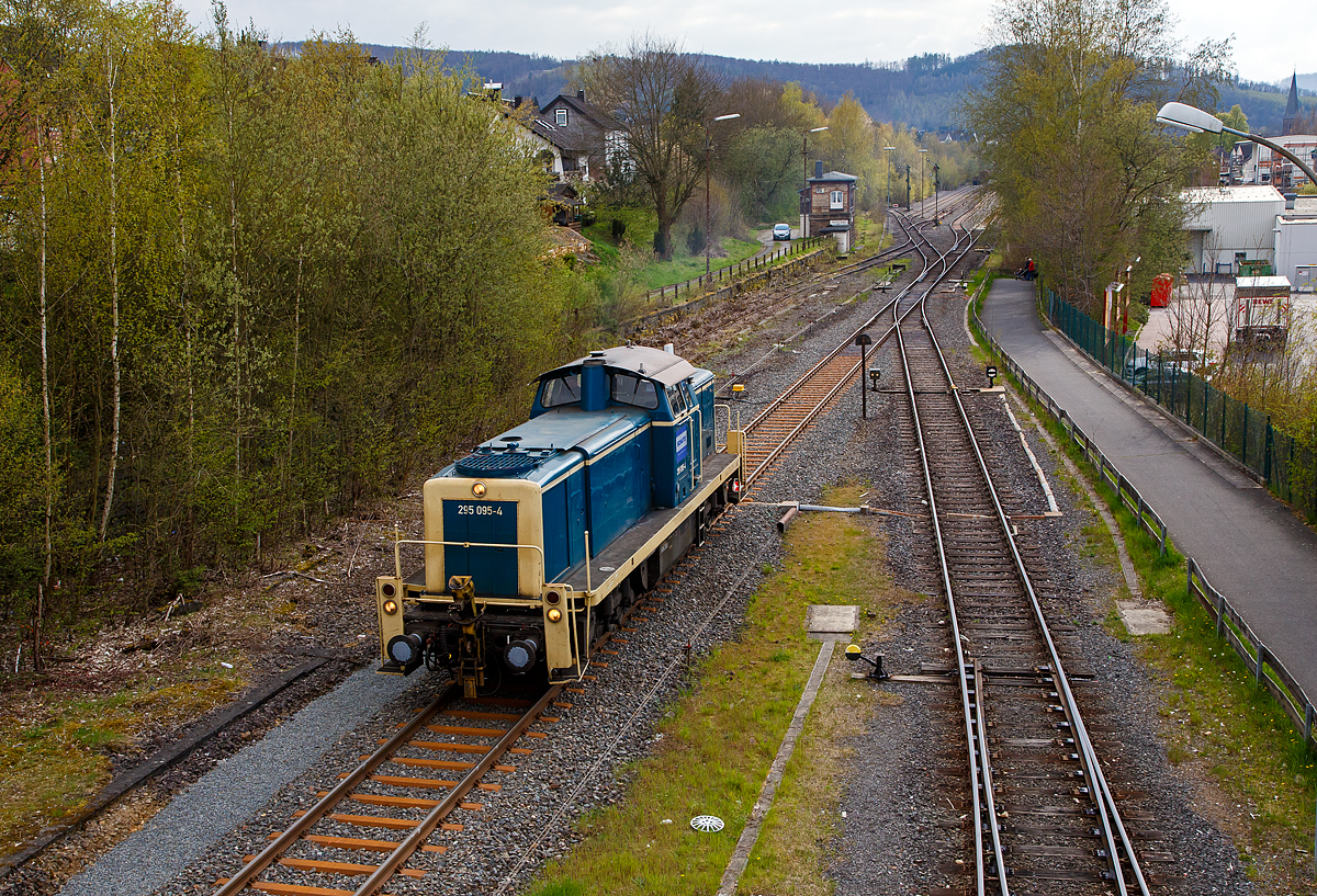 Das Streckengleis ist frei, nun (am 30.04.2021) fährt die V 90  - 295 095-4 (98 80 3295 095-4 D-MZE) der Schütz GmbH & Co. KGaA (Selters), eingestellt durch MZ Eisenbahndienstleistungen (Manuel Zimmermann, Hellenhahn (Westerwald), von Herdorf weiter in Richtung Haiger.

Lebenslauf der V90:
Die Lok wurde 1978 von MaK (Maschinenbau Kiel) unter der Fabriknummer 1000768 gebaut und als 291 095-8 an Deutsche Bundesbahn geliefert. Nach dem Umbau auf Funkfernsteuerung im Jahr 2003 durch DB Fahrzeuginstandhaltung GmbH in Cottbus erfolgte die Umzeichnung DB 295 095-4. Die Ausmusterung bei der DB AG erfolgte 2013 und sie wurde an die Railsystems RP GmbH verkauft (98 80 3295 095-4 D-RPRS). 2015 ging sie dann an die A.V.G. Ascherslebener Verkehrsgesellschaft mbH (98 80 3295 095-4 D-ASLVG) und seit 2019 ist sie bei der Schütz GmbH & Co. KGaA in Selters (Westerwald).

Die Loks der BR 295 (ehemals BR 291) haben MaK (hauseigenen) 8-Zylinder-Reihenmotor mit Abgasturbolader vom Typ 8M 282 AKB. Die V 90 der Baureihen 290, 294 und 296 haben dagegen einen MTU-Motor.