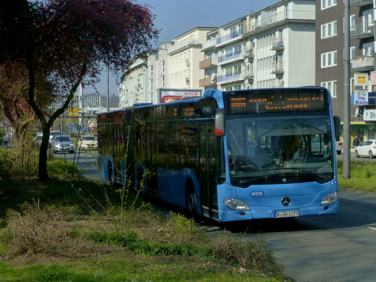 Das Tal sah in der ersten Hlfte des Jahres 2019 ungewhnlich viel Busverkehr - der SchwebebahnExpress ersetzte die ausfallenden Fahrten der Schwebebahn. Auf der Hhne in Hhe der Haltestelle Concordienstrae ist Wagen 1379 Richtung Oberbarmen unterwegs, 11.4.2019.