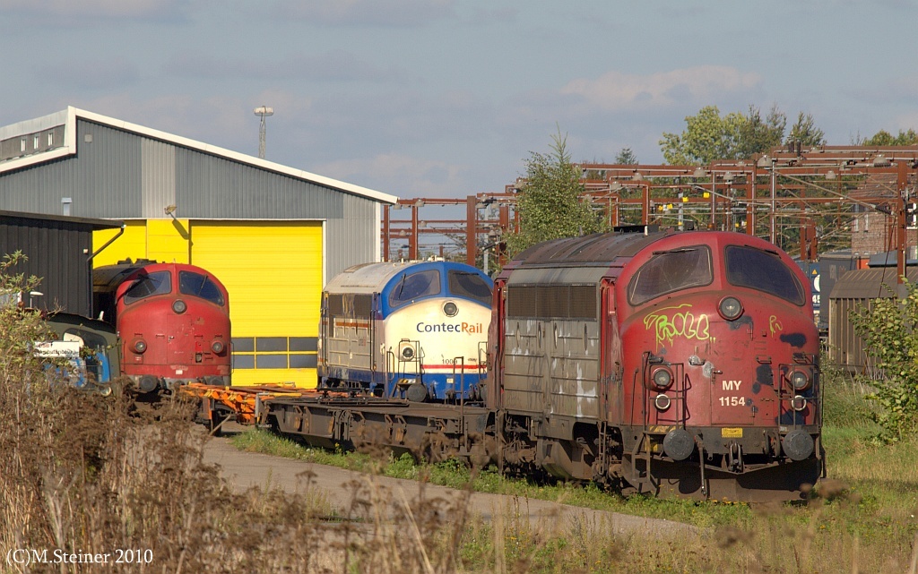 Das waren noch Zeiten....MY 1154 und 1157(links)und die ContecRail MX 1009(inzischen nach Schweden verkauft)stehen abgestellt im Gbf Padborg vor der ContecRail Werkstatt. Heute kann man dort mit viel Glück noch zwei Rundnasen und einige Loks der 1800 Serie aus Luxembourg sehen der Rest wurde entweder verkauft oder ins Landesinnere abgefahren. Padborg 01.10.2010