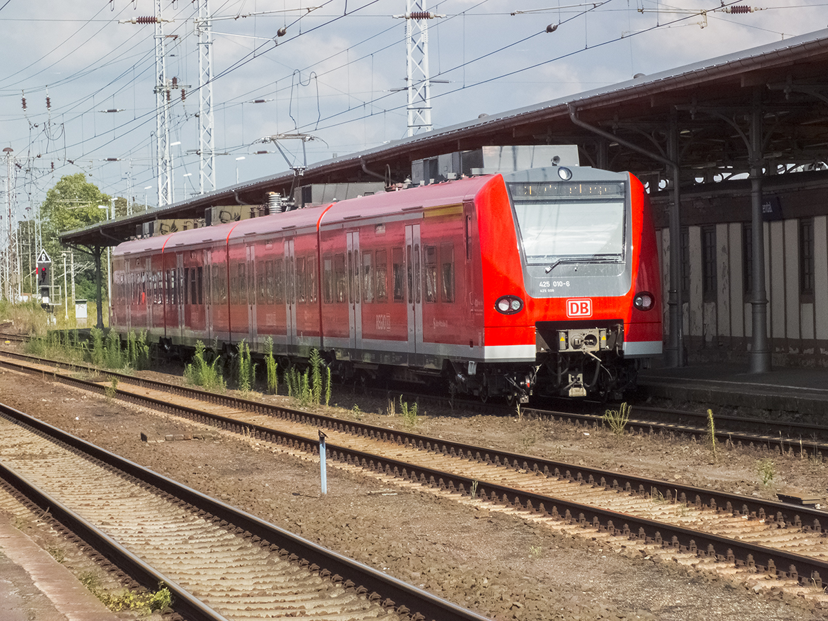 Das Werk Mageburg lässt derzeit seine 425er modernisieren. Dieses Exemplar ist schon fertig und glänzt mit einer frischen Lackierung in der Sonne. Außerdem neu: Die Inneneinrichtung und eine schwer fotografierbare orangefarbene Außenanzeige, die auch Lauftexte anzeigen kann. Die Identifizierung fällt allerdings schwer: Offenbar hat man in Magdeburg ein bisschen an den Endwagen getauscht, sodass dieser Triebzug aus 425 010, 435 006, 435 506 und 425 506 besteht.