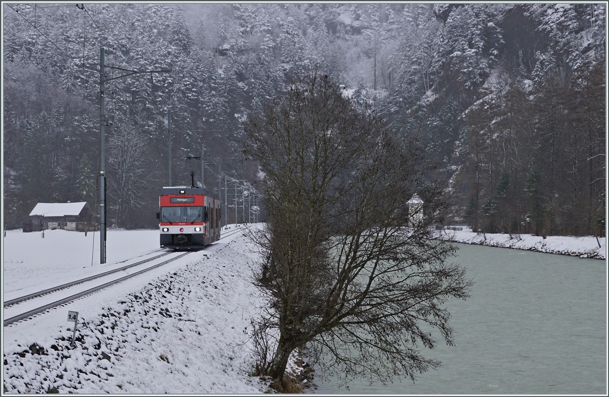 Das Wetter hat gewechselt und die Zentralbahn hat die MIB übernommen, doch der ex CEV GTW Be 2/6 7004, des neuerdings als Be 125 013 bezeichneten Triebwagens, trägt weiterhin die Hauptlast des Verkehrs zwischen Meiringen und Innterkirchen. 

16. März 2021