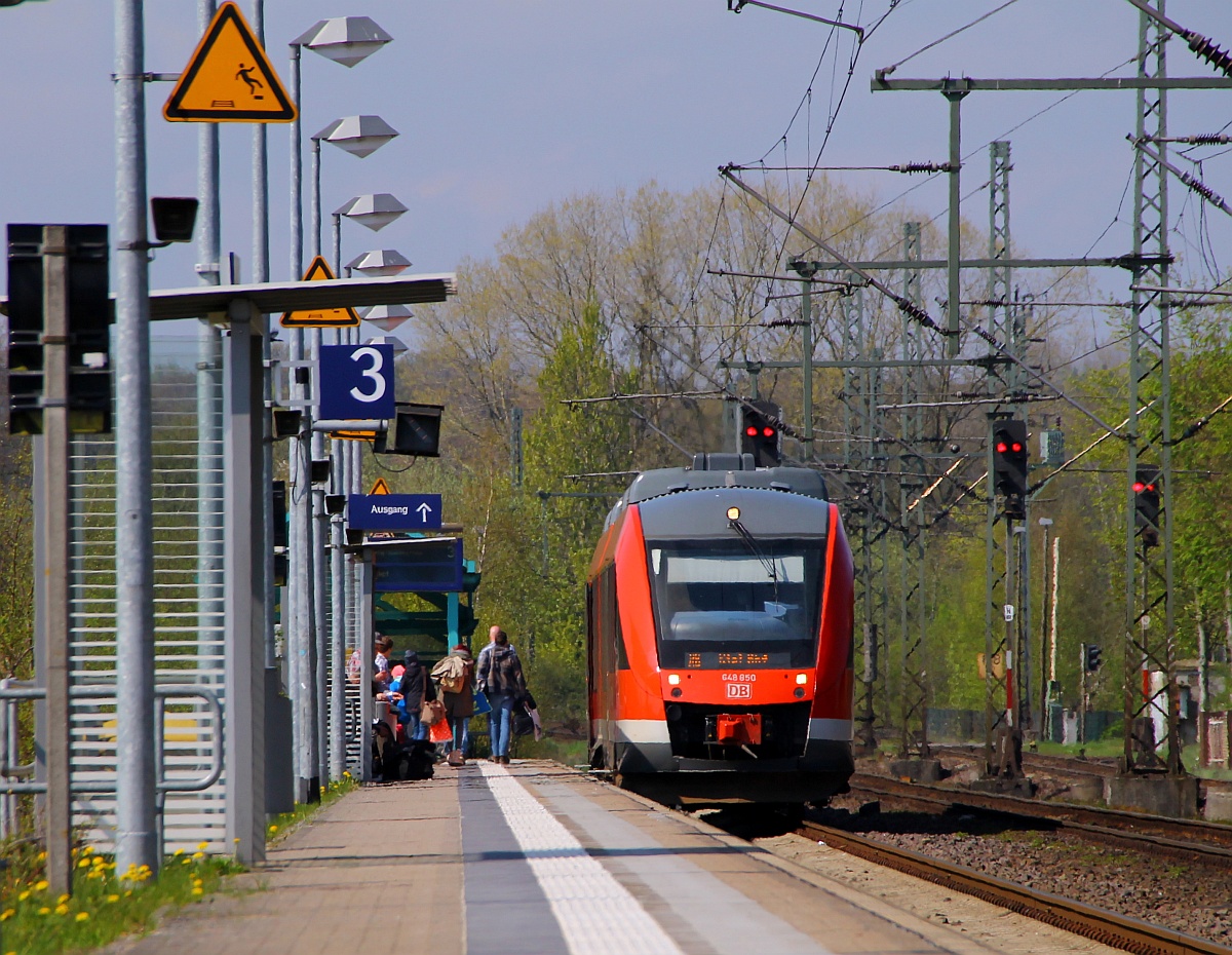 DB 0648 350/850 als RB nach Kiel beim Halt in Schleswig. 21.04.2014