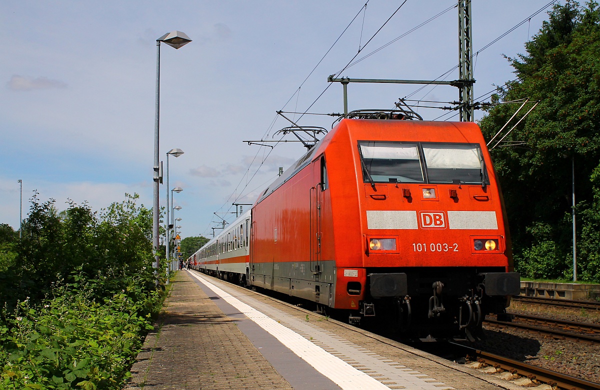 DB 101 003-2 mit dem IC 2417 nach Köln aufgenommen beim Halt in Schleswig. 28.06.2015