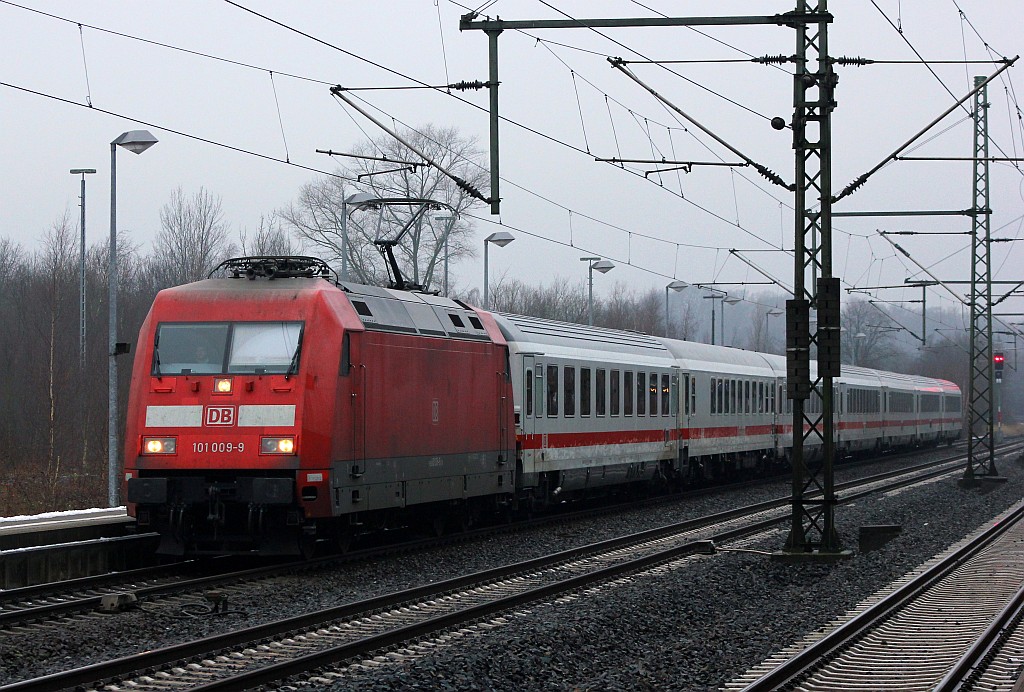 DB 101 009-9(REV/LD X/29.10.15) mit dem IC 2197 nach Köln hier beim Halt in Schleswig. 10.01.2016