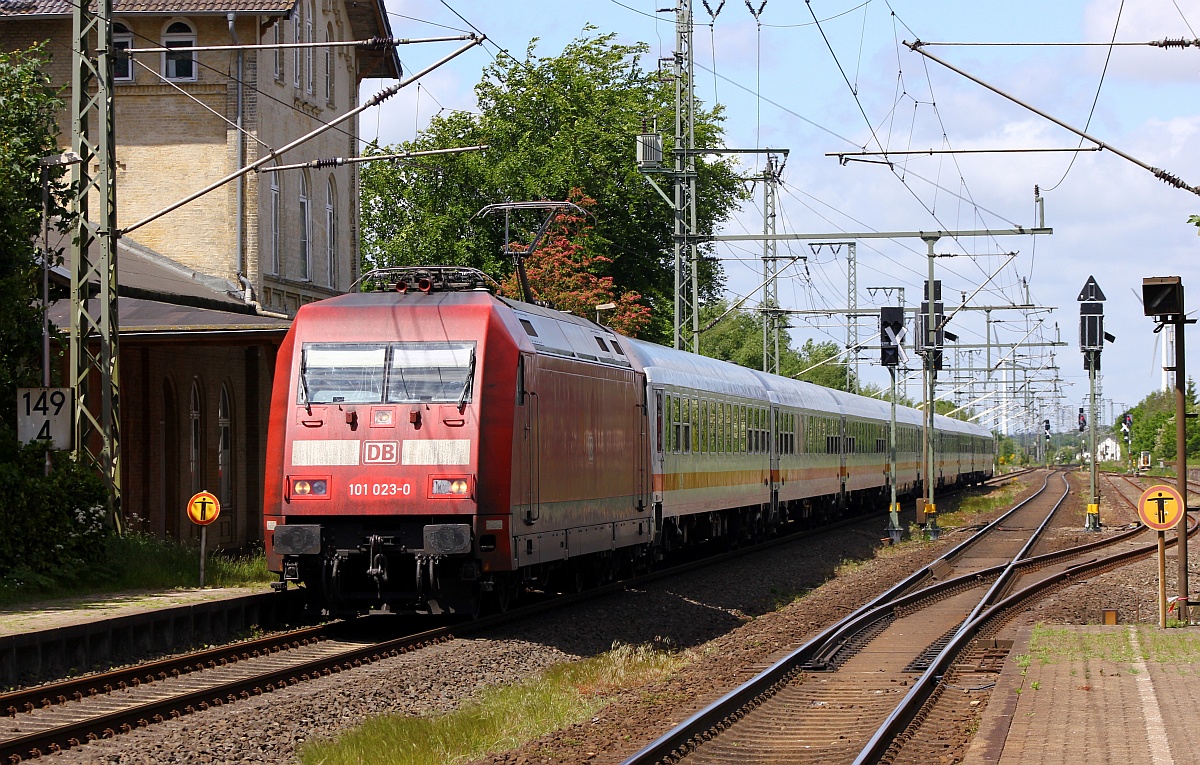 DB 101 023-0 mit dem IC 2417(Flensburg-Köln)festgehalten bei der Durchfahrt in Jübek bei Schleswig. 07.06.2015