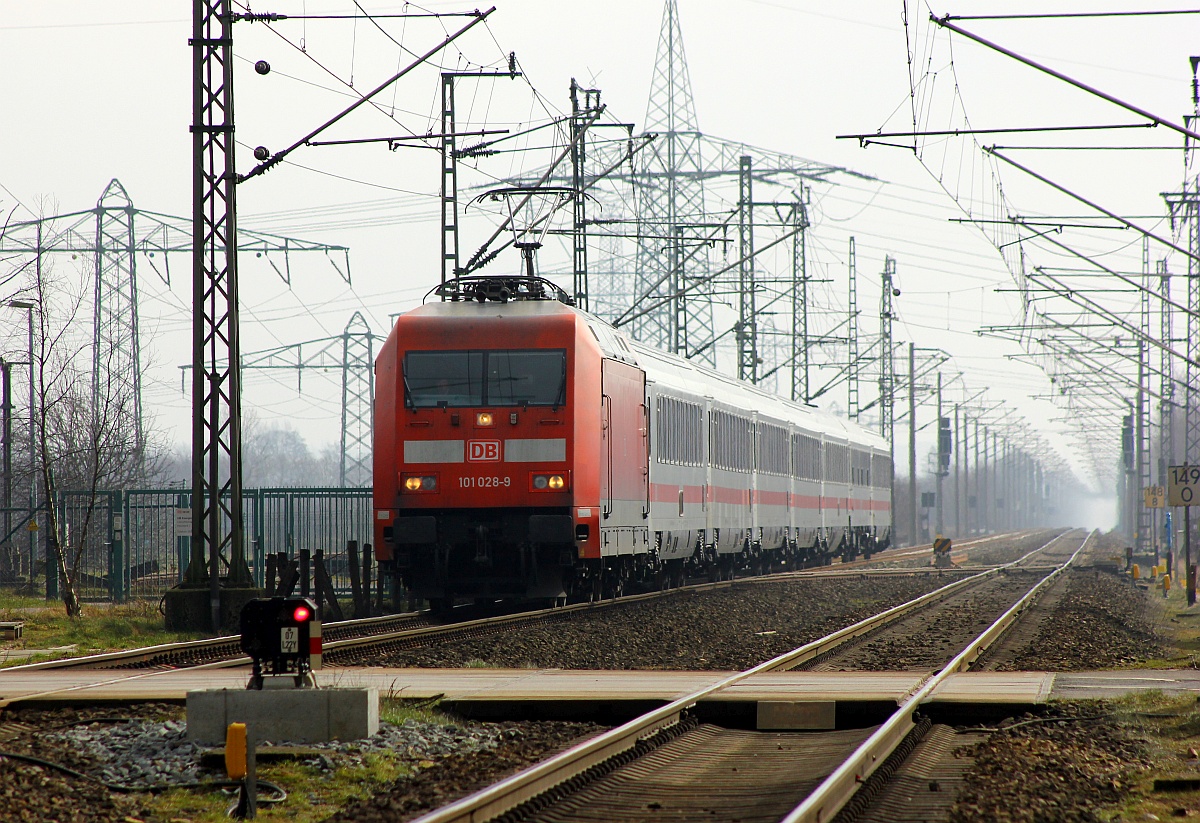 DB 101 028-9 mit IC Leerzug nach Flensburg. Jübek 06.03.2016