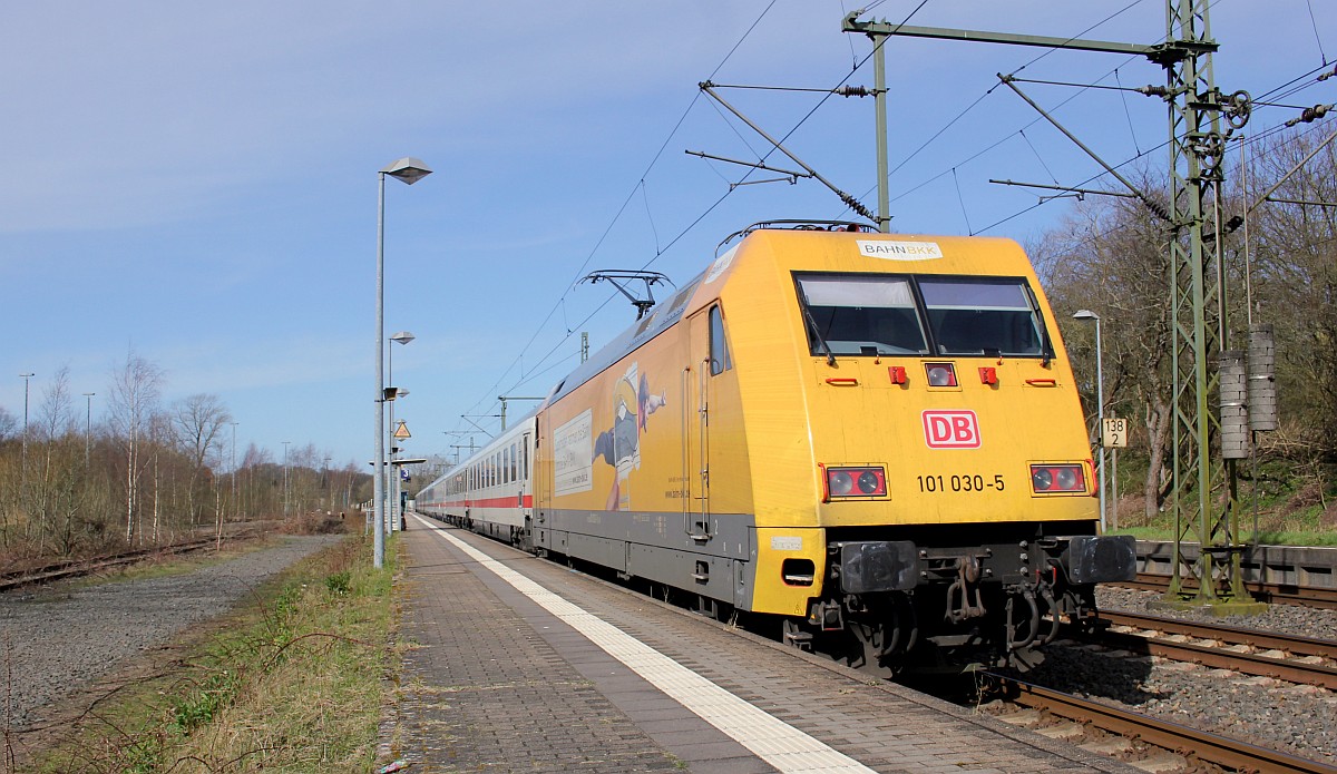 DB 101 030-5  Bahn-BKK  mit IC 1987. Schleswig 20.03.2020