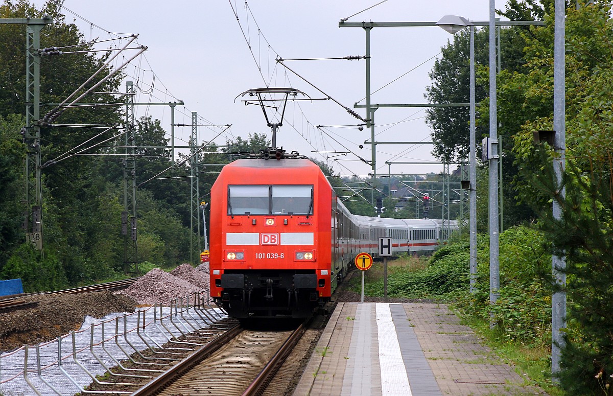 DB 101 039-6 hat hier mit dem LPF 78082 und 6120 119-3 am Zugende Durchfahrt in Schleswig. 04.09.2015