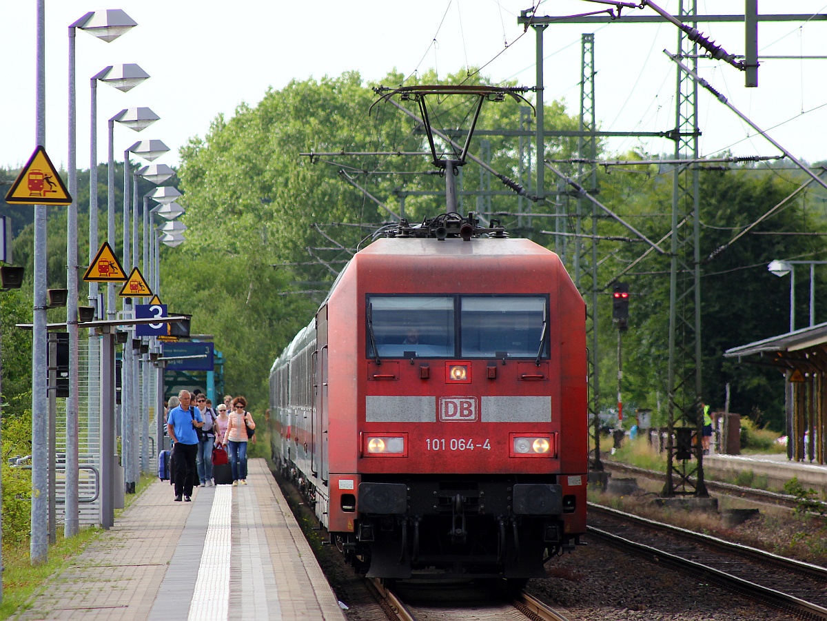 DB 101 064-4 hat hier mit dem IC 2903(Ersatzzug für EC 387) nach Hamburg Einfahrt in Schleswig....und hinten...16.07.2015