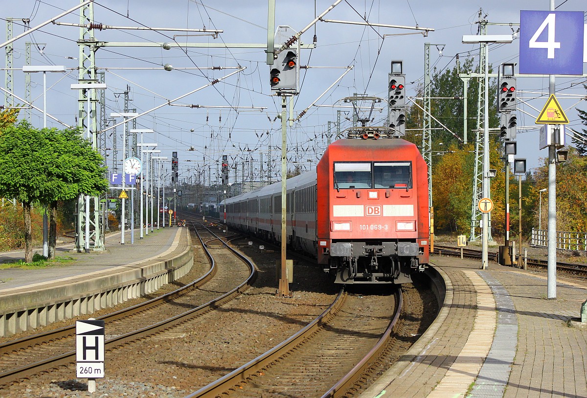 DB 101 069-3 mit dem IC 2229 nach Passau hat aus Kiel kommend Einfahrt in Neumünster. 23.10.2015