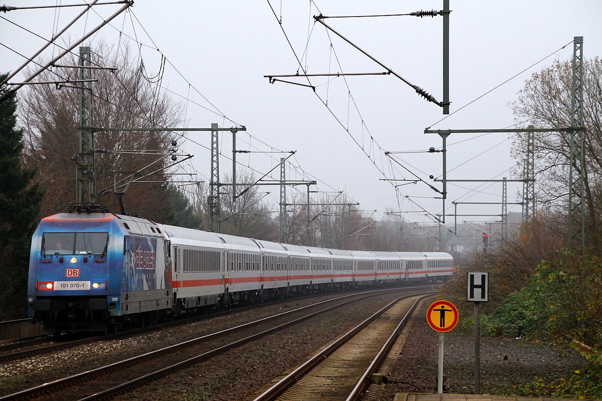 DB 101 070-1 mit dem LPF 78082(HH-Eidelstedt - Flensburg, Leerzug für IC 1981 und IC 2407)bei der Durchfahrt in Schleswig. 15.11.2013