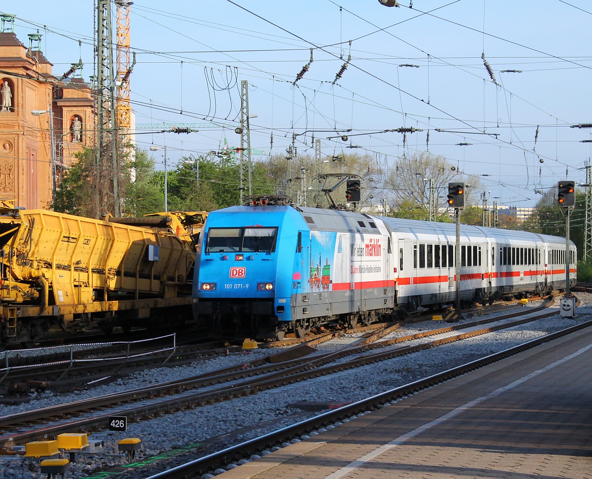 DB 101 071-9  25 Jahre Märklin Händlerinitiative  hat hier mit dem IC 2083 nach Berchtesgaden Einfahrt in den Hamburger Hauptbahnhof. 02.05.2015