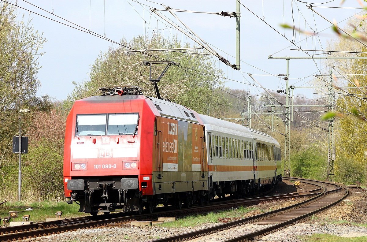 DB 101 080-0  Luzern  passiert hier mit dem IC 1981 nach München den ehemaligen Bü Karpfenteich in Schleswig. 24.04.2015