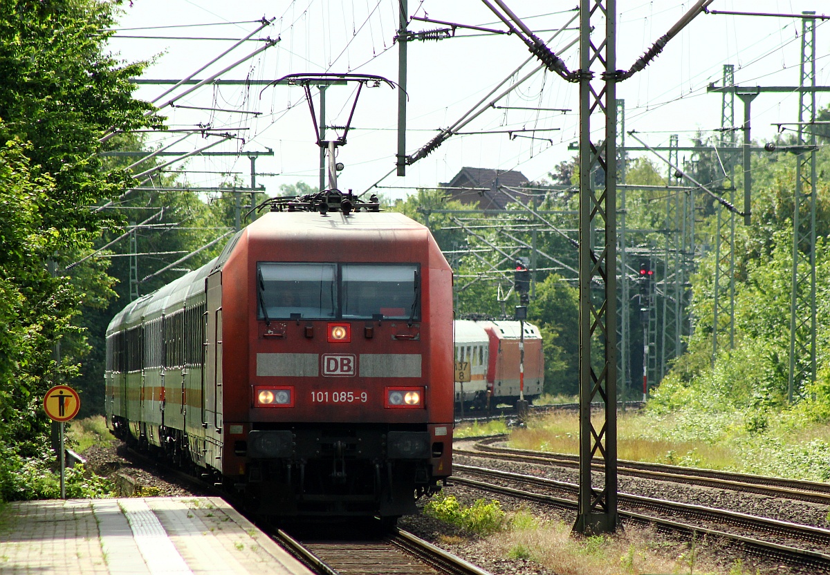 DB 101 085-9 zieht und 101 138-6 schiebt den LPF 78082(HH-Langenfelde - Flensburg)der hier gerade durch Schleswig fährt. 26.06.2015