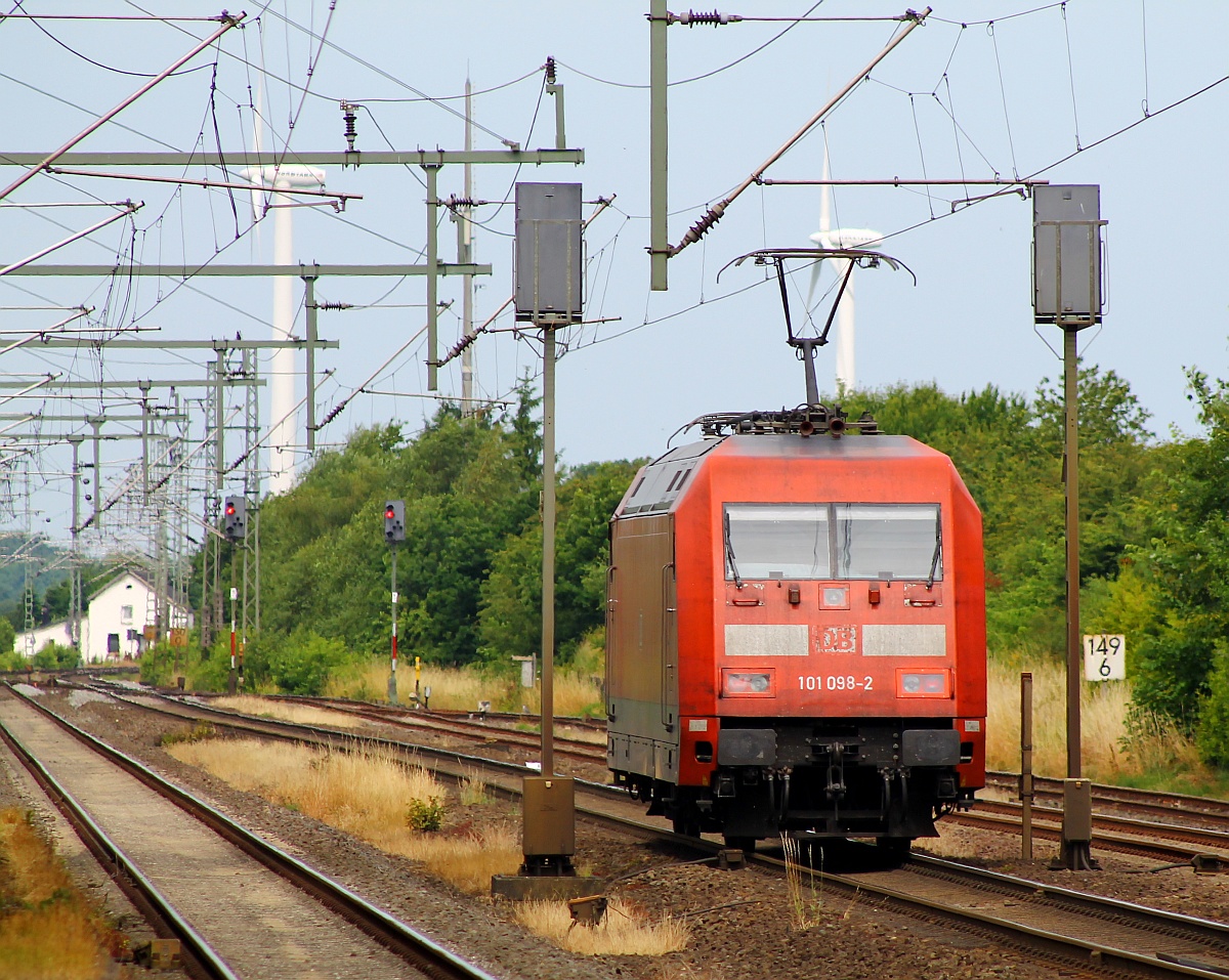 DB 101 098-2 auf dem Weg nach Flensburg um dort Schadwagen abzuholen hier festgehalten im/am Bhf Jübek bei Schleswig. 03.07.2014