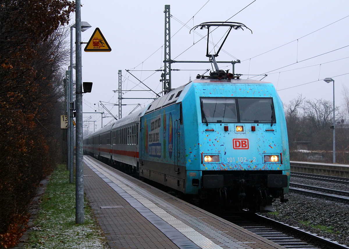 DB 101 102-2  Vedes  als Zuglok des LPF 78082 und später des IC 2407 nach Köln hier festgehalten in Schleswig am 20.02.2015