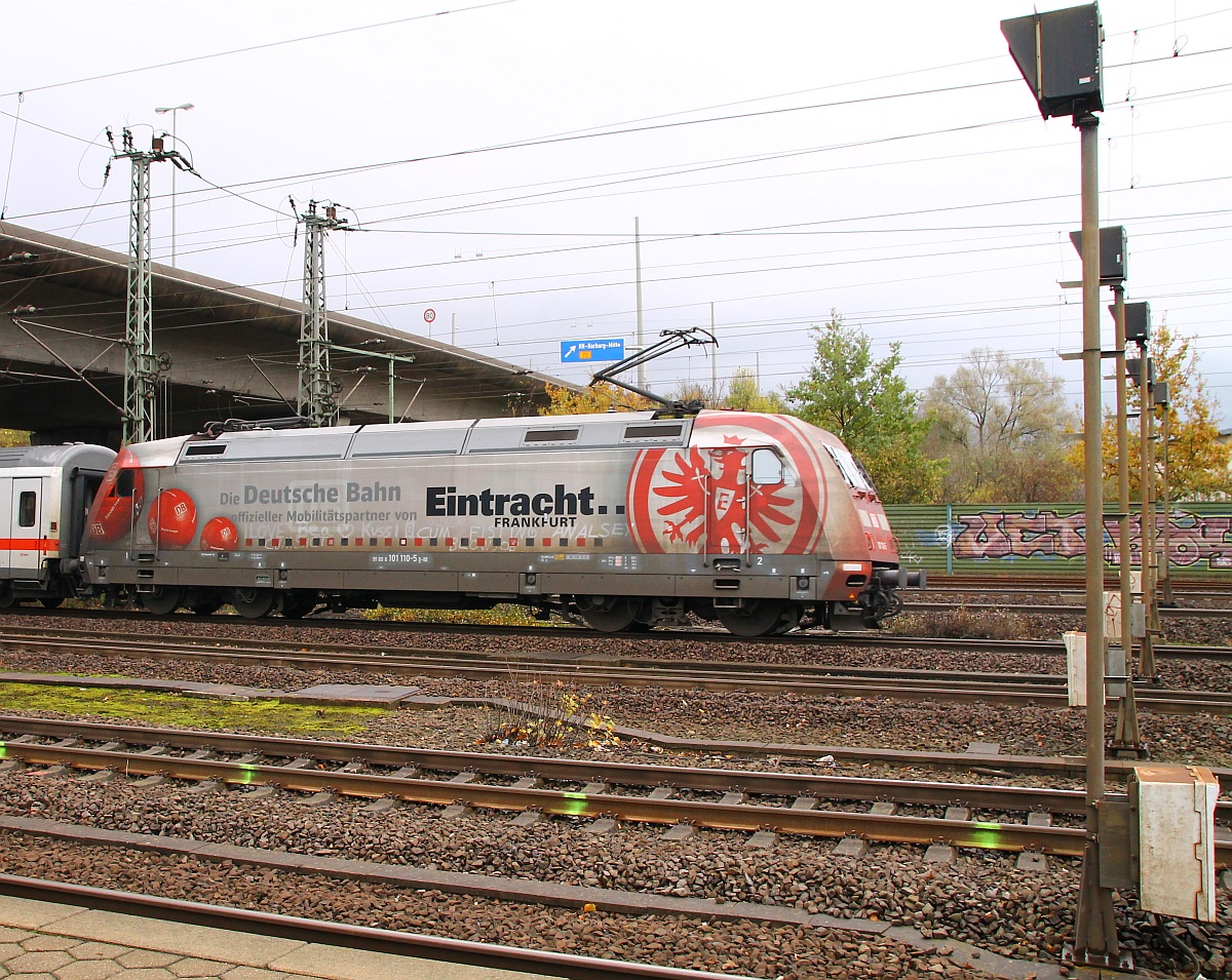 DB 101 110-5(REV/LDX/24.01.10)  Frankfurt  mit unbekanntem IC bei der Einfahrt in HH-Harburg. 02.11.2013