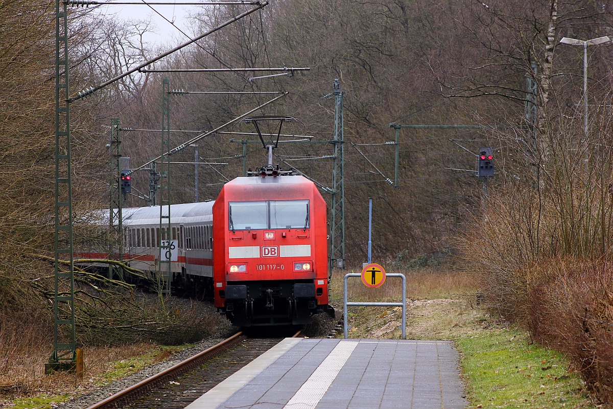 DB 101 117-0 hat hier mit dem LPF 78082 aus Hamburg-Langenfelde Einfahrt in Flensburg. Hier wird der Zug geteilt. Flensburg 06.03.2015