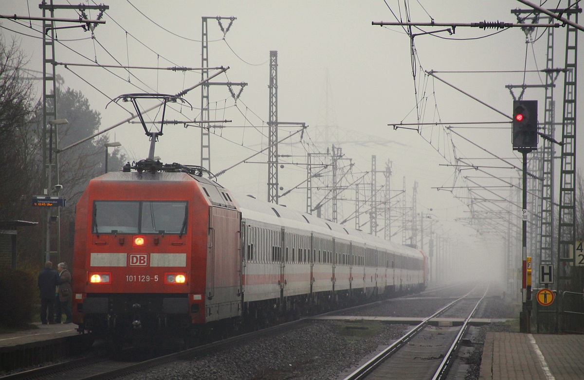 DB 101 129-5 als Zuglok des LPF 78082(HH Eidelstedt-Flensburg, Leerpark für IC 1981 und IC 2407), hinten schiebt 101 046-1. Jübek 13.12.2013