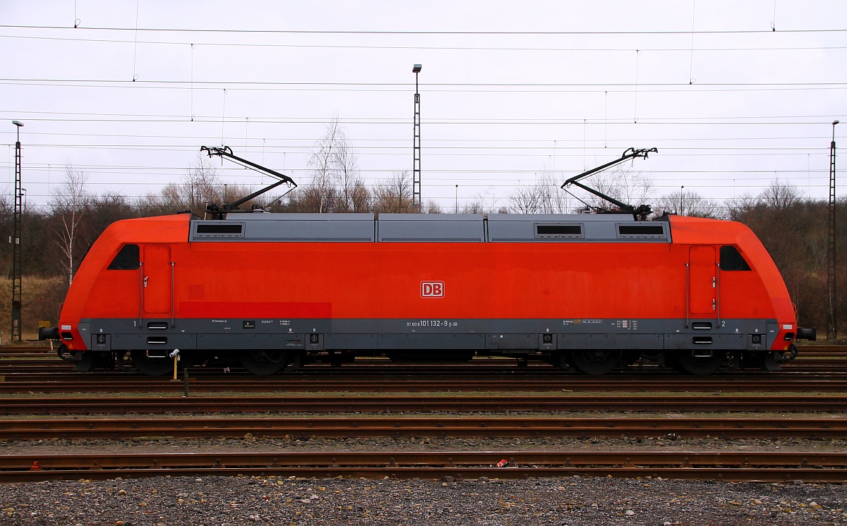 DB 101 132-9(Unt/AE/21.04.11)wird am Abend des 06.02.2014 den CNL 473 in Padborg übernehmen und ihn nach Basel SBB bringen. Hier steht sie abgestellt in Flensburg-Peelwatt. 06.02.2014