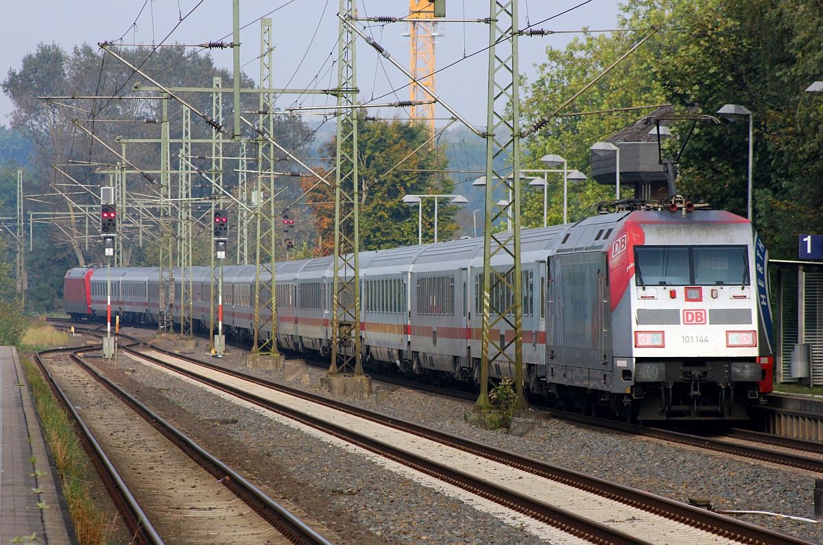 DB 101 irgendwas mit IC Leerzug und 101 144 auf dem Weg nach Flensburg. Schleswig 29.09.2017