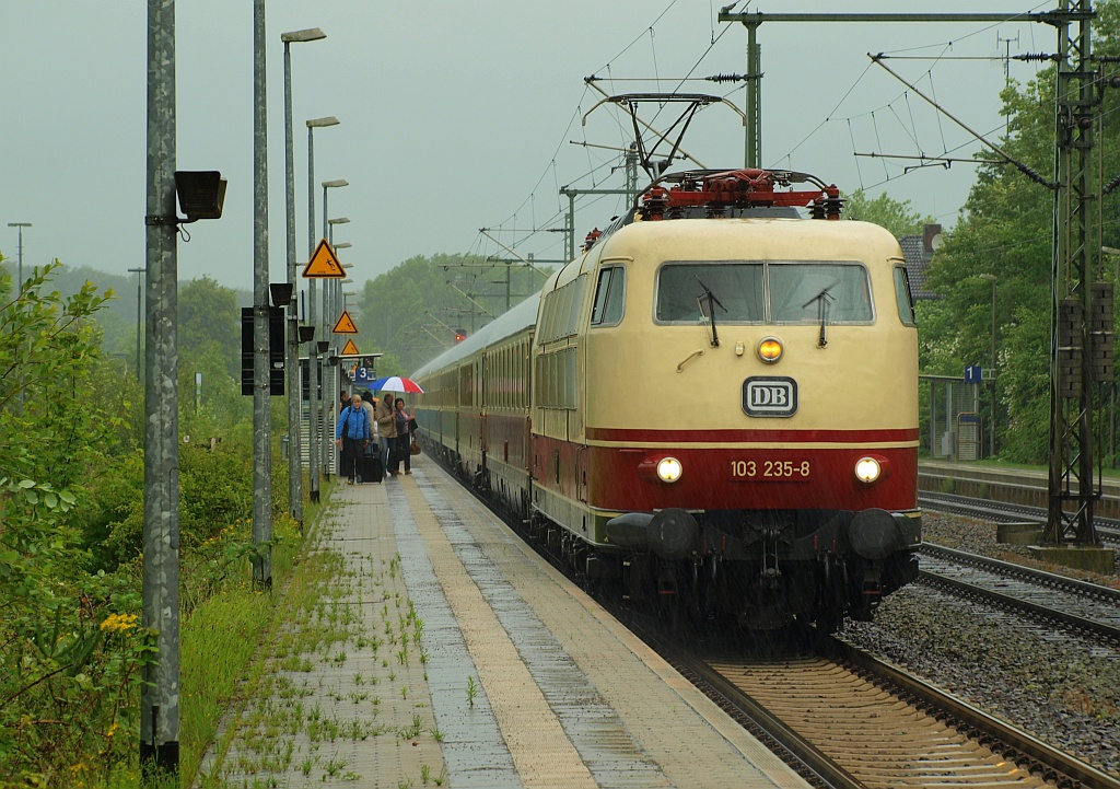 DB 103 235-8 mit dem IC 2417 im strömendem Regen beim Halt in Schleswig. 19.06.2011