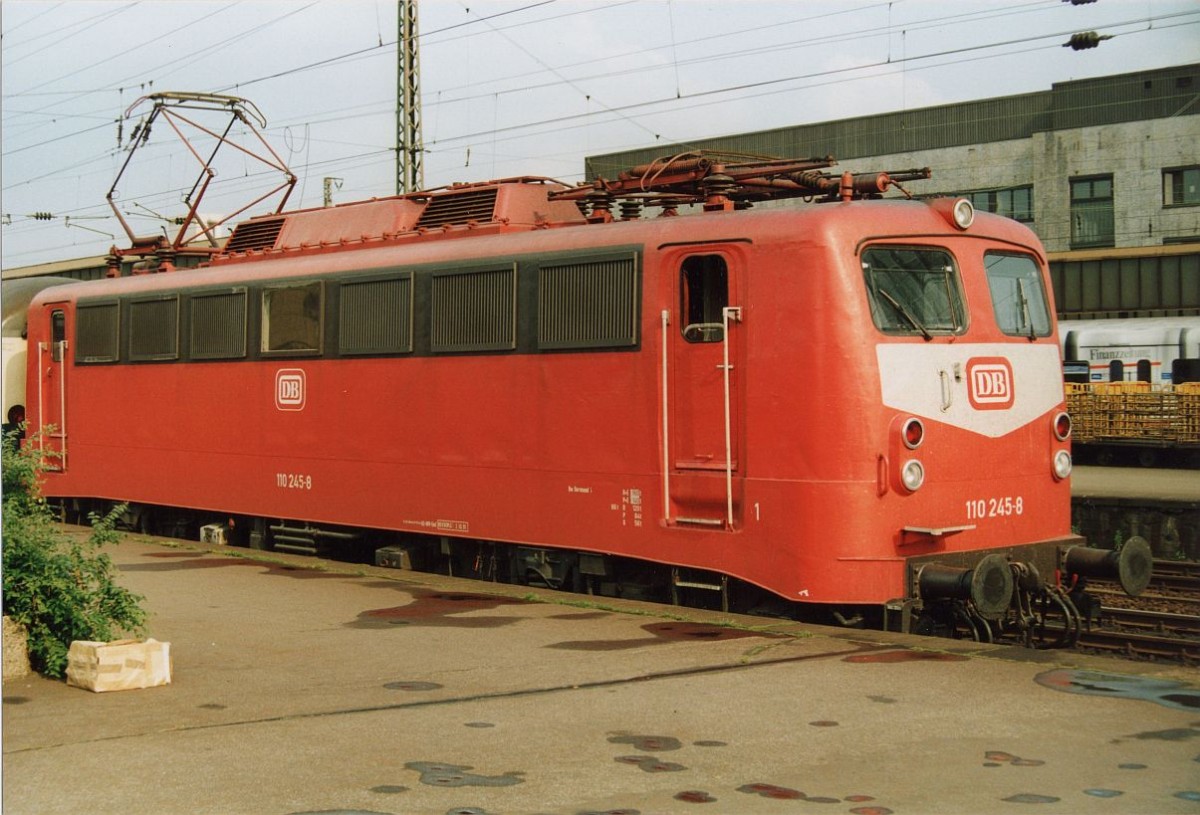 DB 110 245-8 Essen Hbf 12-06-1992. Scan und Bild: Hans van der Sluis