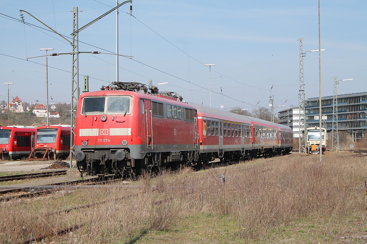 DB 111 074-1 mit ner RB abgestellt im Bw Tübingen/Schloss. 26.03.2017