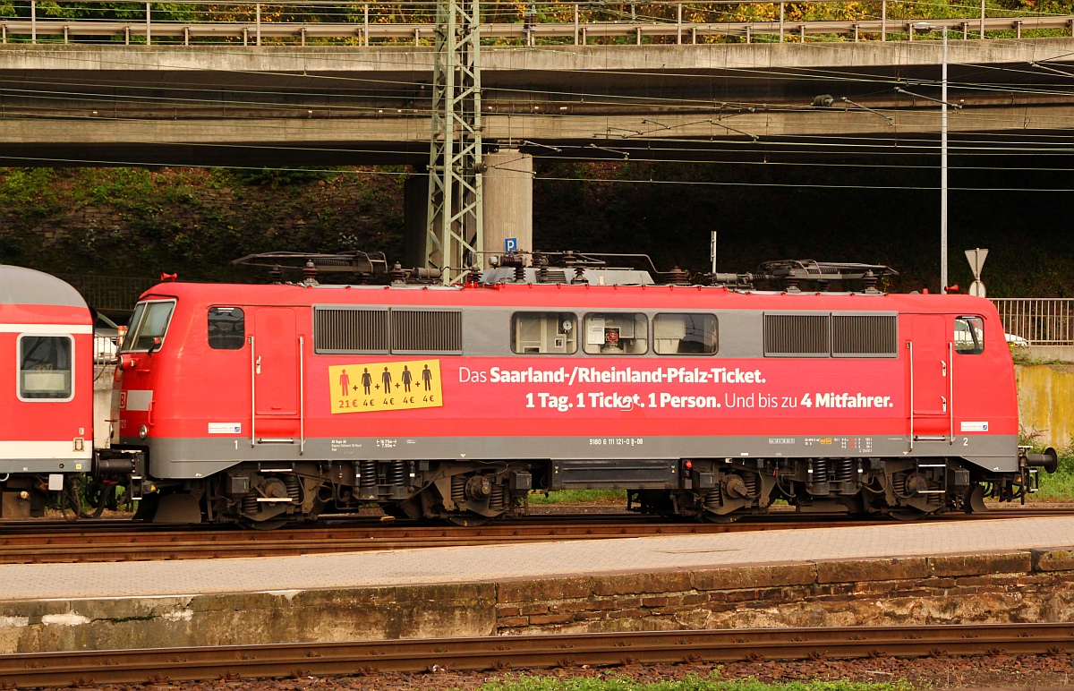 DB 111 121-0(Unt/LDX/18.03.11) mit Teilwerbung abgestellt im Hbf Koblenz. 29.09.12(üaVinG)