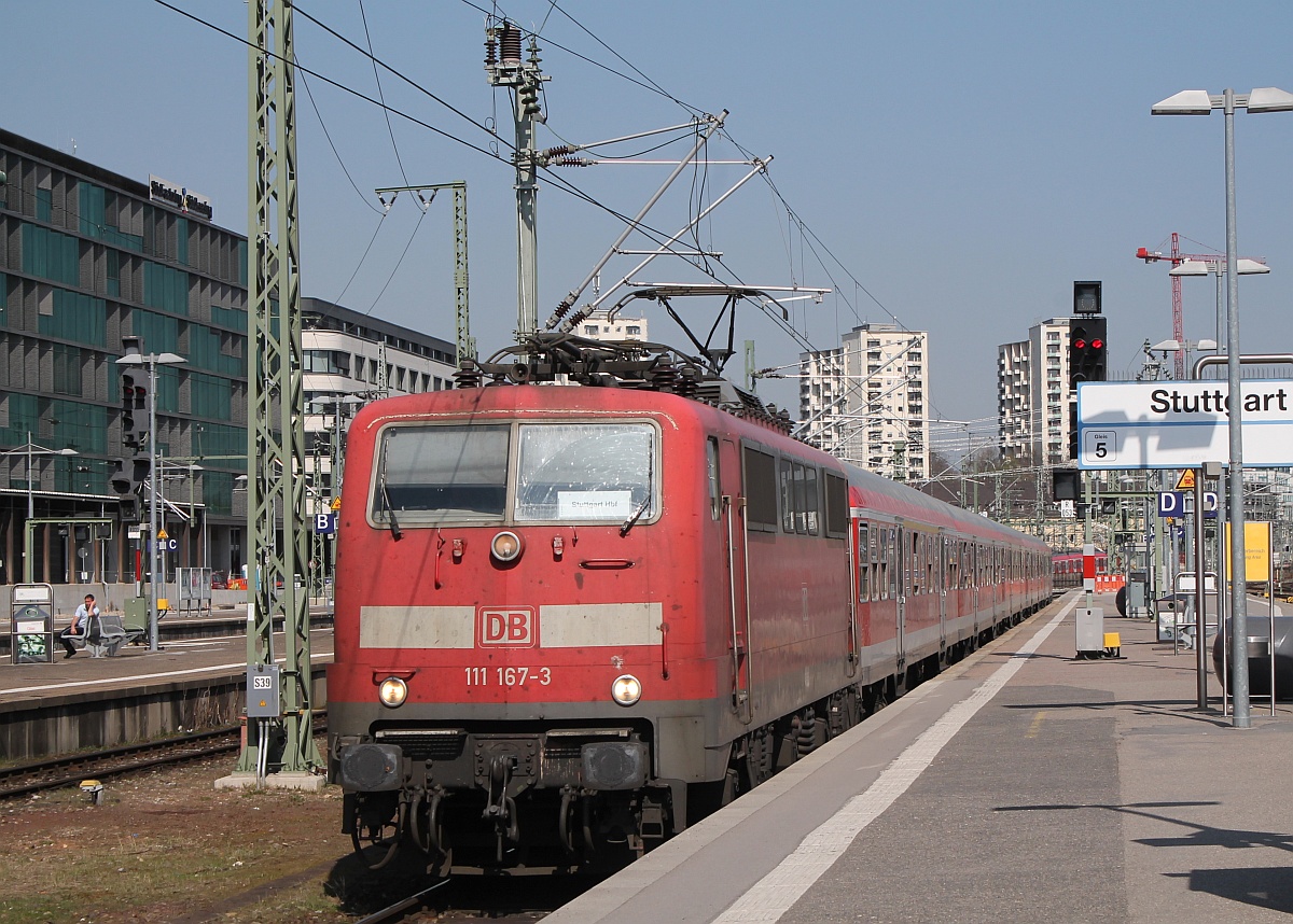 DB 111 167-3 hat hier mit einer Regionalbahn Einfahrt in den Stuttgarter Hbf. 28.03.2017