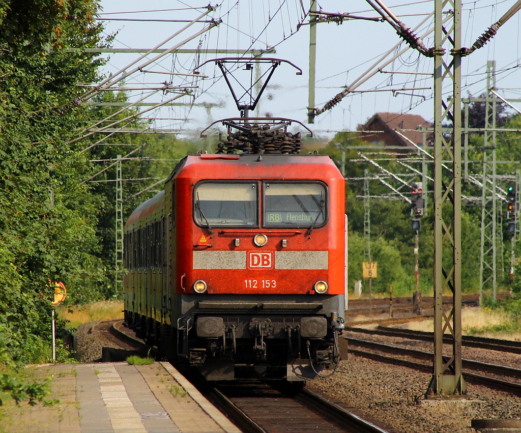 DB 112 153(-2)hat Einfahrt mit einer RB nach Flensburg in den Bhf Schleswig. 24.07.2013