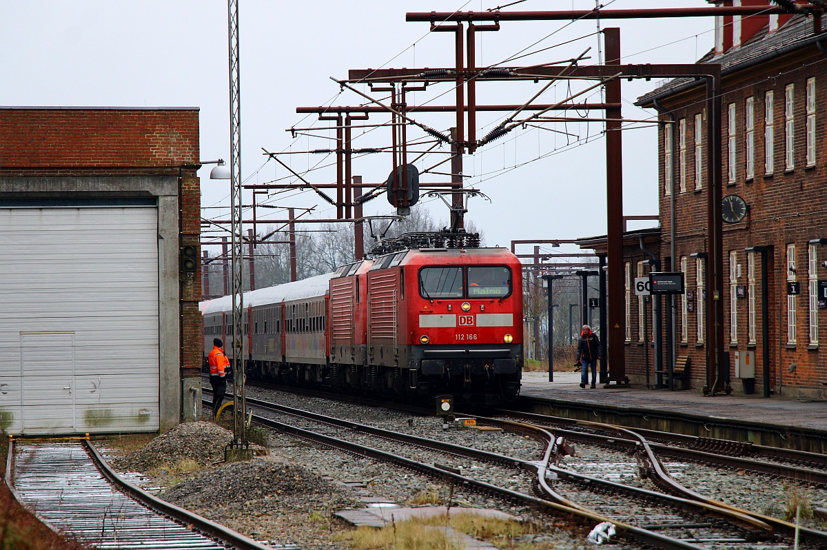 DB 112 166 + WFL 112 159 verlassen den D 304 und machen Platz für die HCR 241.004. Pattburg/DK 05.02.2023