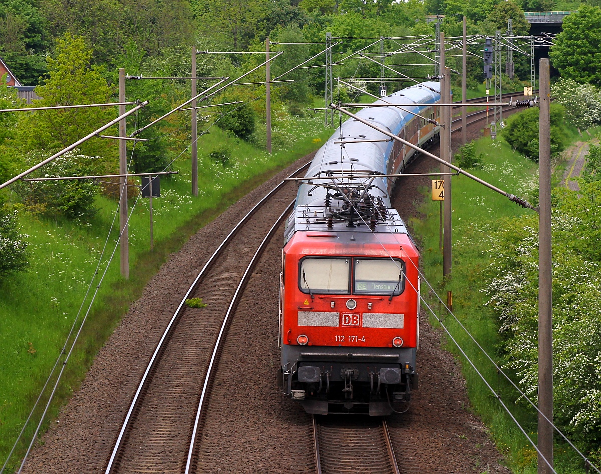 DB 112 171-4 schiebt hier ihren SH-Express Richtung Flensburg. Neuholzkrug 18.05.2014