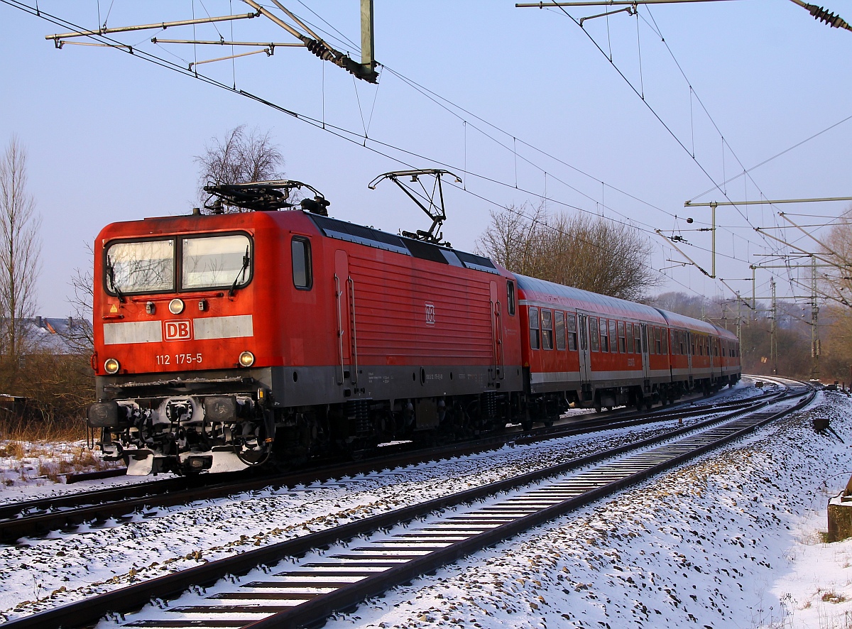 DB 112 175-5 mit der RB nach Neumünster passiert hier den BÜ Karpfenteich in Schleswig. 27.01.2014