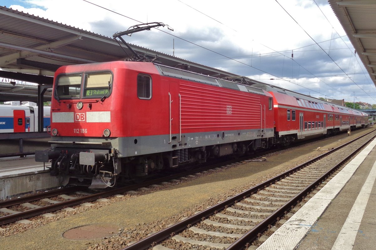 DB 112 186 treft am 30 April 2018 in Berlin-Lichtenberg ein.