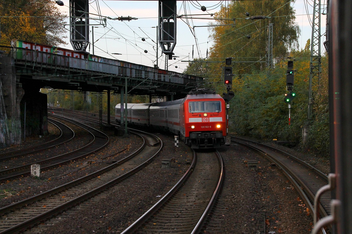 DB 120 102-9 wartet hier mit einem kurzen IC auf die Weiterfahrt Richtung HH-Altona(aufgenommen aus dem vorbeifahrenden SH-Express). HH-Langenfelde 26.10.2013