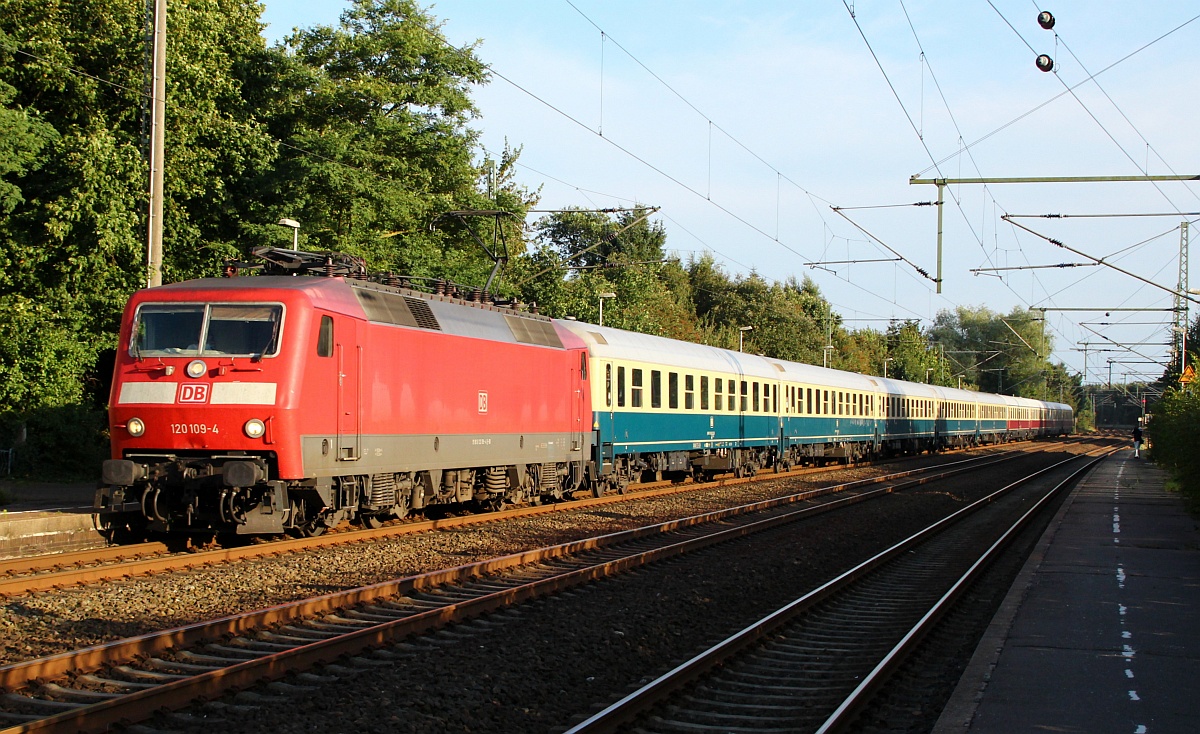 DB 120 109-4 mit dem IC 2410  Hanseat  aus Köln hier festgehalten bei der Durchfahrt in Owschlag bei Schleswig. 31.08.2012