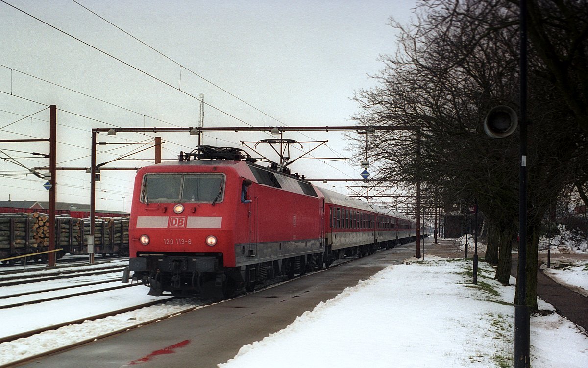 DB 120 113-6 mit IR/IC nach Hamburg. Pattburg/DK 25.02.2005