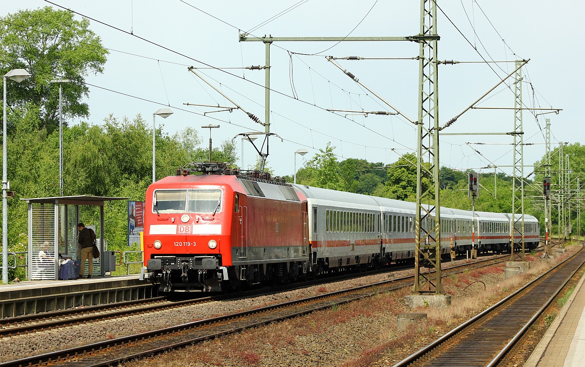 DB 120 119-3 hat hier mit dem IC 2903(Ersatzzug für den ICE 386)auf dem Weg nach Berlin Ostbahnhof Einfahrt in Schleswig. 26.06.2015