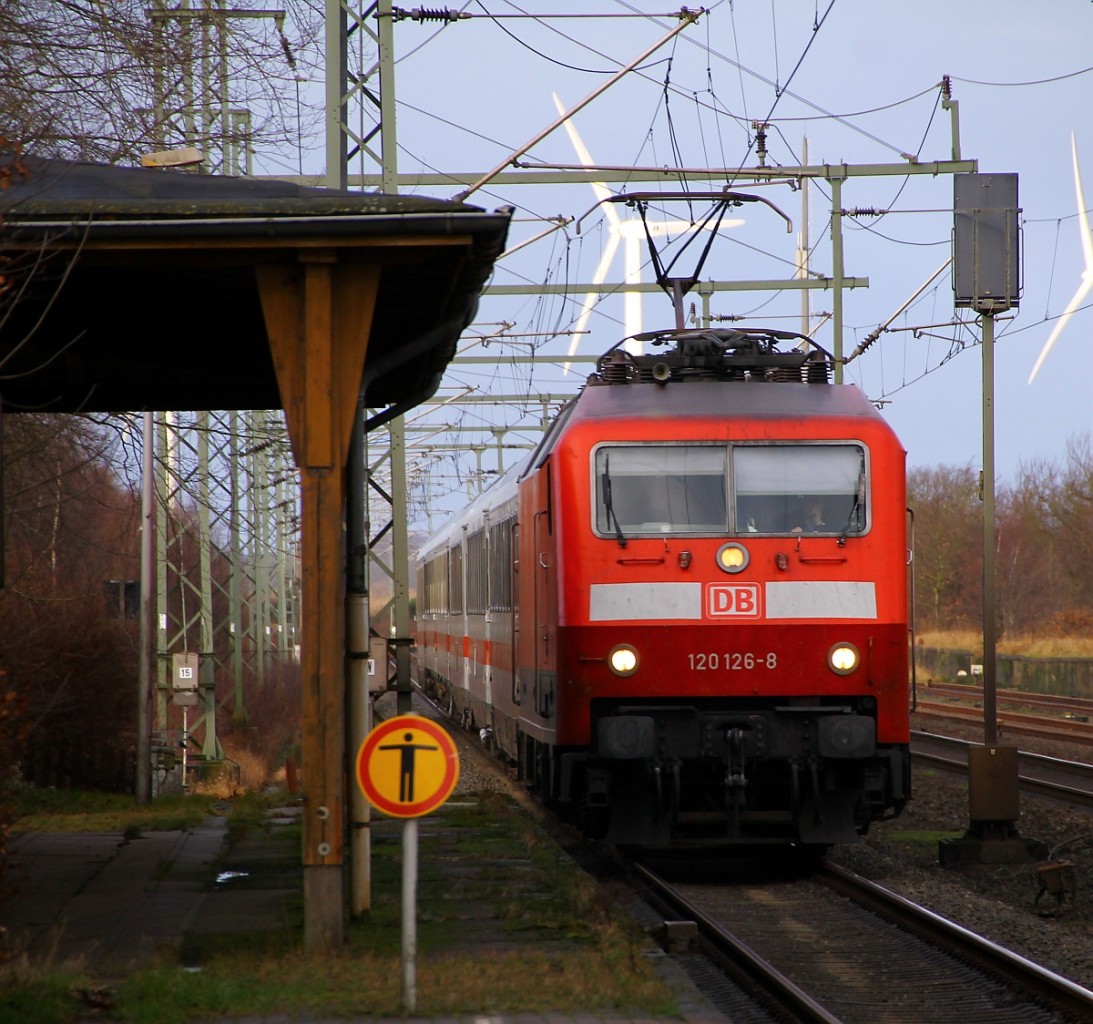 DB 120 126-8 mit IC 1981 nach München bei der Durchfahrt in Jübek am 10.01.2014.