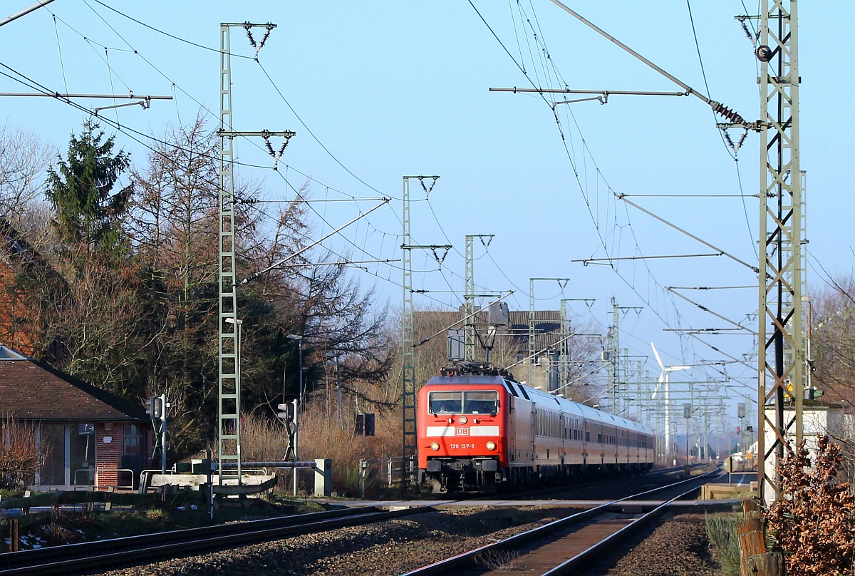 DB 120 127-7 mit IC 2417 nach Köln rauscht hier durch Jübek. 02.02.2014